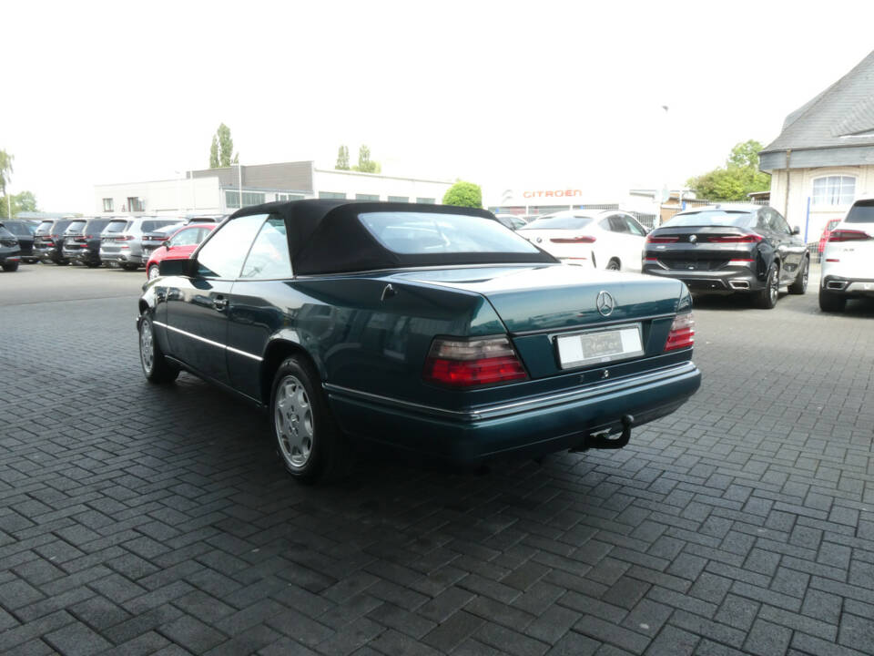 Immagine 6/26 di Mercedes-Benz E 220 (1996)