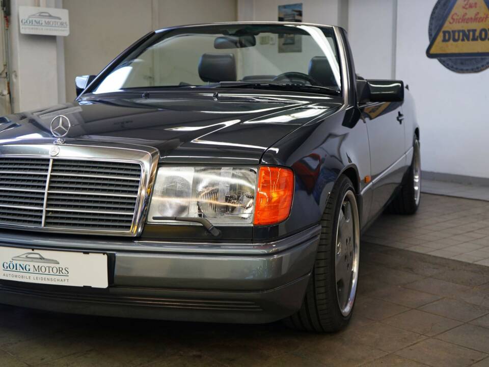 Immagine 4/30 di Mercedes-Benz 320 CE (1993)