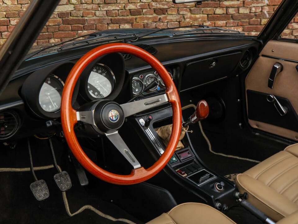 Image 3/50 of Alfa Romeo 2000 Spider Veloce (1981)