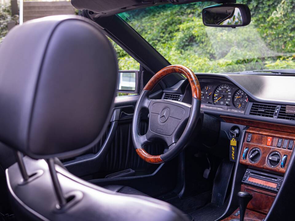 Obraz 22/50 pojazdu Mercedes-Benz 300 CE-24 (1992)