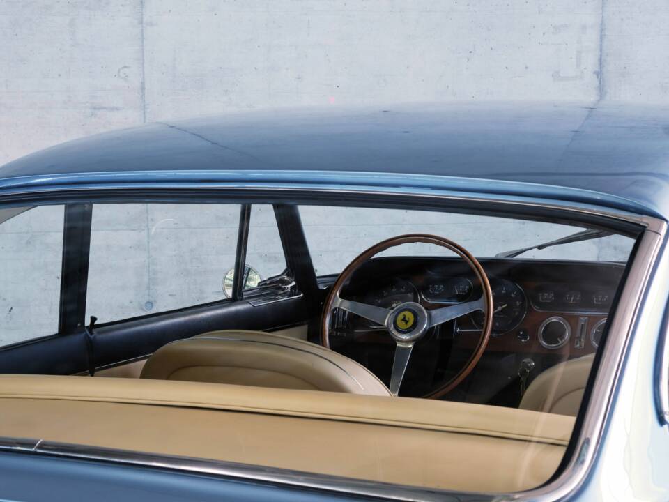 Image 42/50 of Ferrari 330 GT 2+2 (1964)