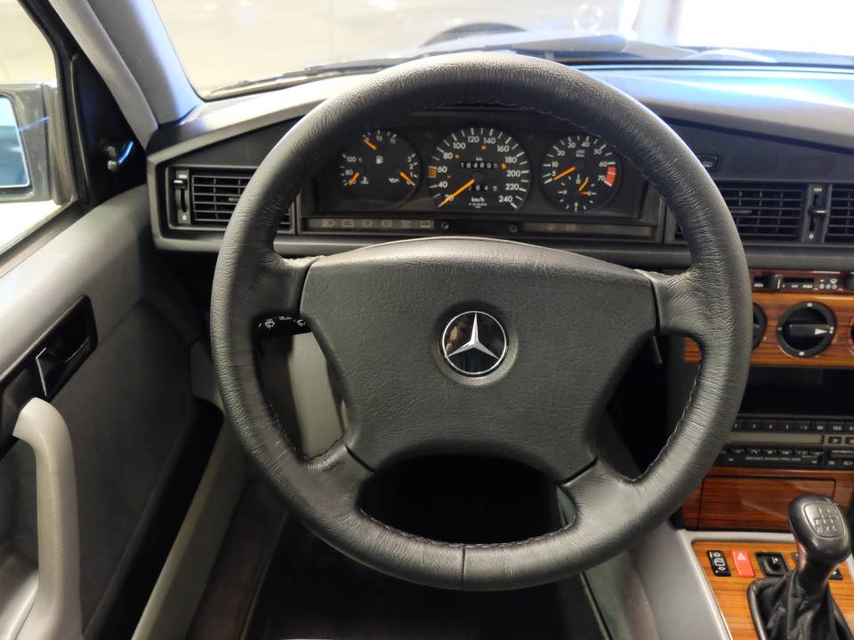 Bild 24/77 von Mercedes-Benz 190 E 2.6 (1992)