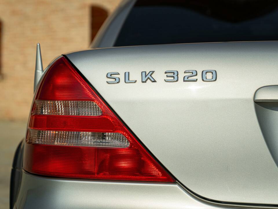 Image 14/50 of Mercedes-Benz SLK 320 (2001)