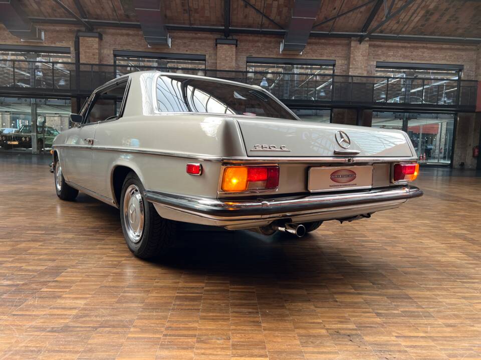 Image 13/41 de Mercedes-Benz 250 C (1970)