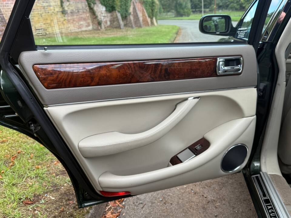 Image 17/31 of Jaguar XJ 6 4.0 Sovereign (1996)