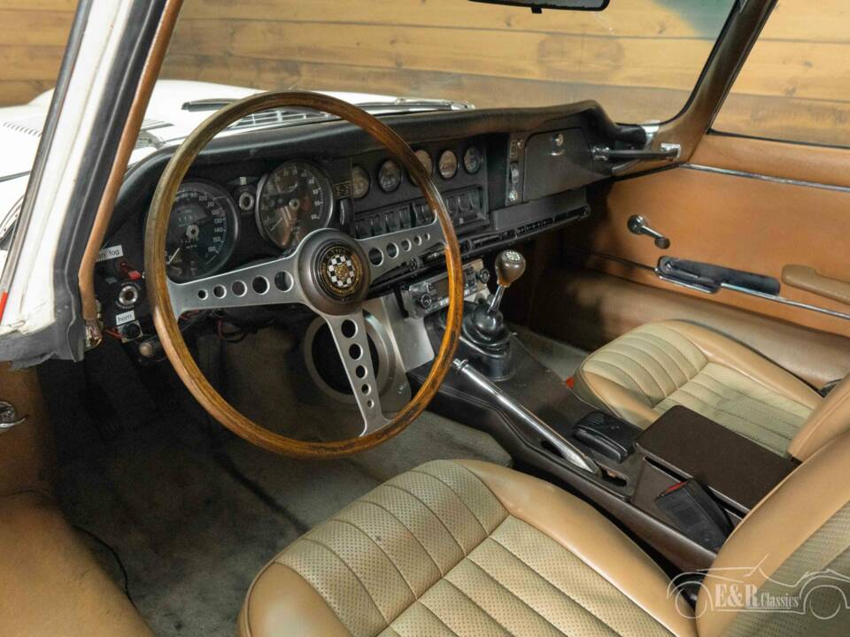 Image 2/8 of Jaguar E-Type (1969)