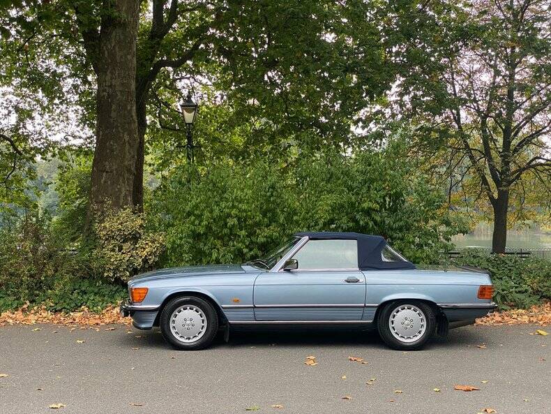 Immagine 5/50 di Mercedes-Benz 500 SL (1989)