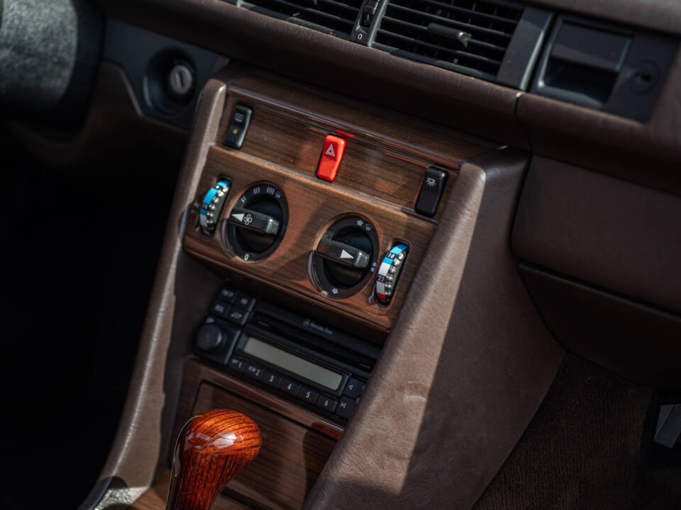 Image 33/40 of Mercedes-Benz 300 CE (1987)