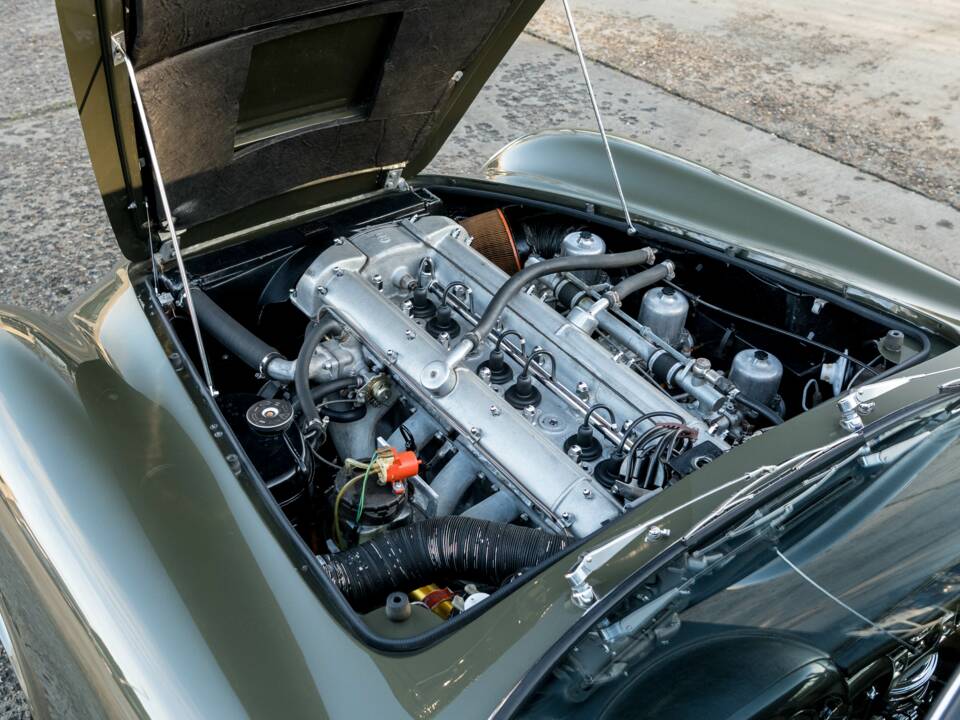 Immagine 33/36 di Aston Martin DB 6 Mk II (1970)