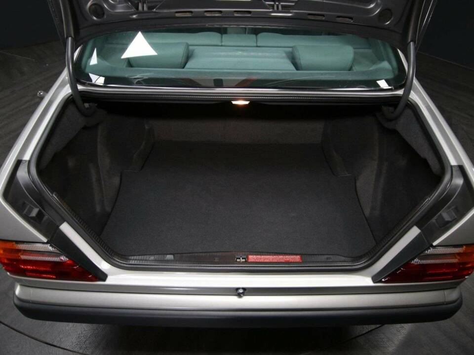 Afbeelding 34/50 van Mercedes-Benz 230 CE (1988)