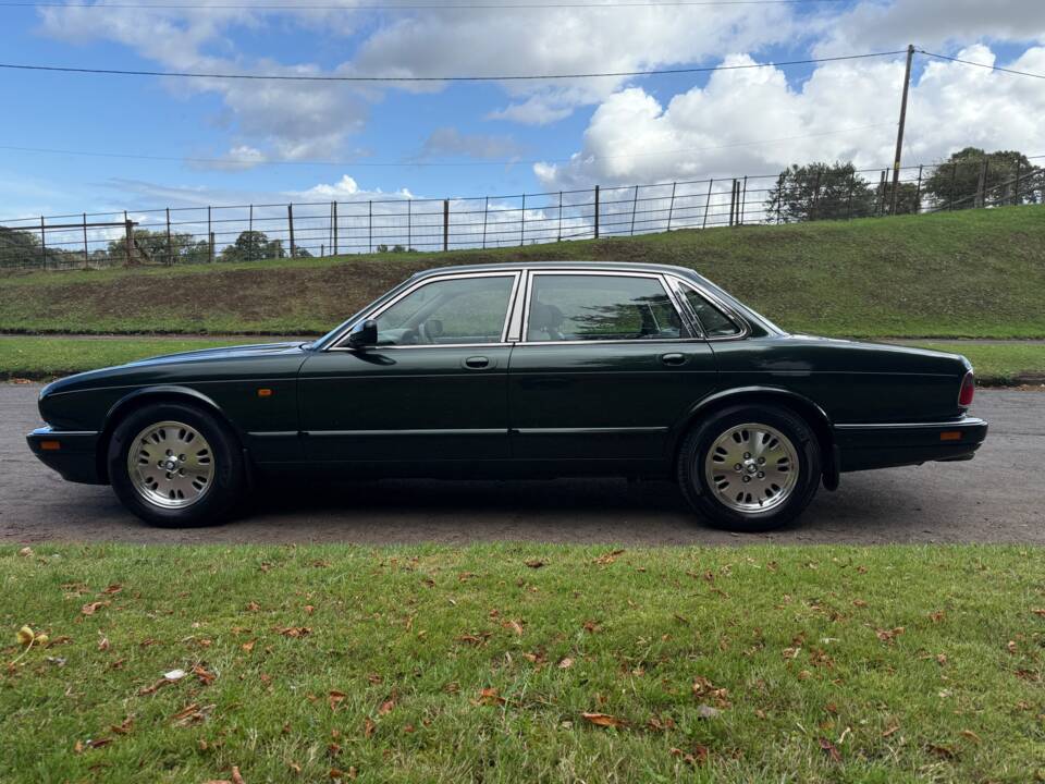 Image 6/31 of Jaguar XJ 6 4.0 Sovereign (1996)