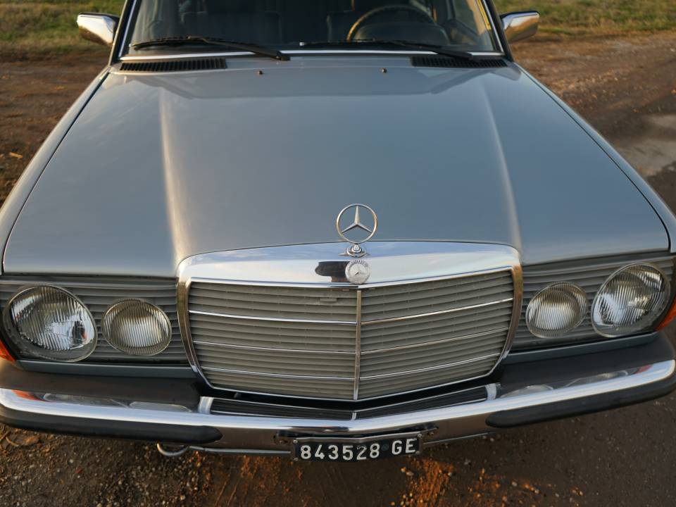 Image 14/22 of Mercedes-Benz 240 TD (1981)
