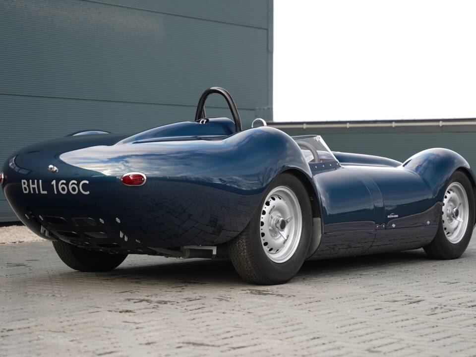Image 22/50 of Lister Knobbly (1958)