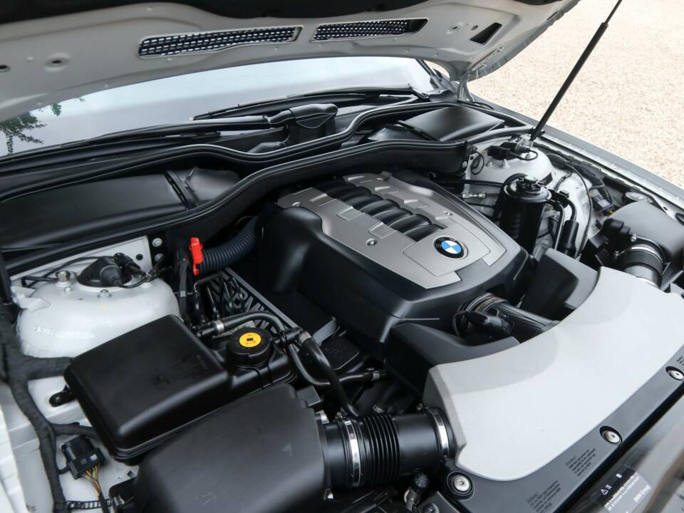 Immagine 35/50 di BMW 750i (2007)
