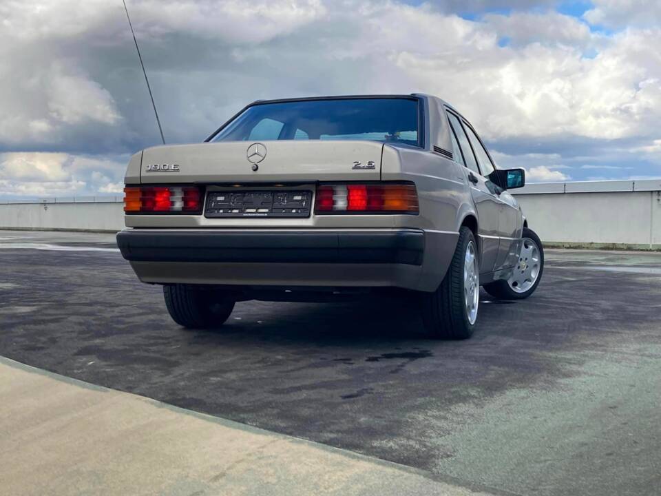 Bild 6/12 von Mercedes-Benz 190 E 2.6 (1988)