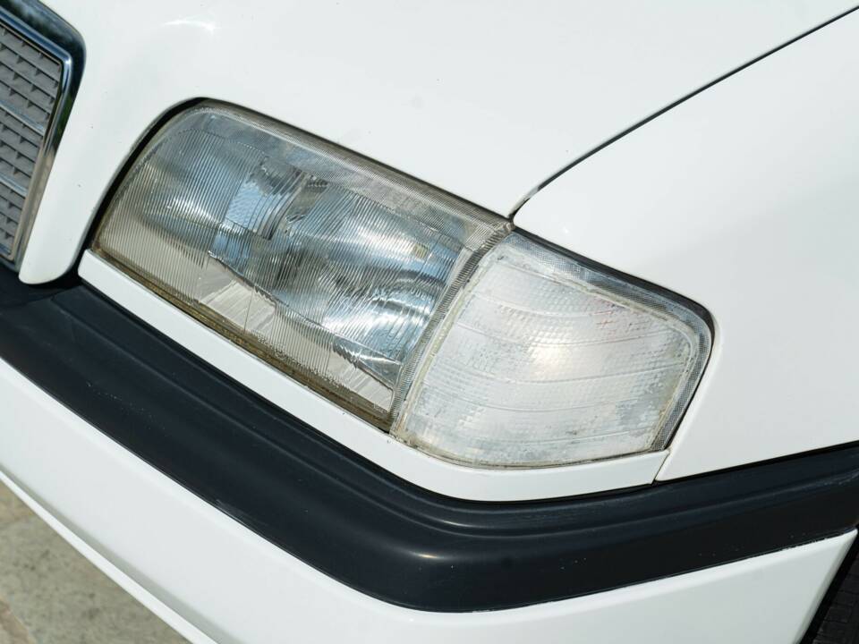 Immagine 17/50 di Mercedes-Benz C 200 Kompressor (1996)