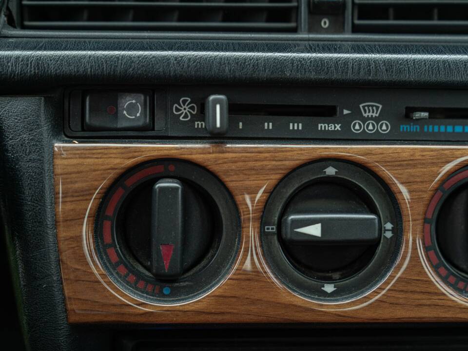 Image 32/50 of Mercedes-Benz 190 E 1.8 (1991)