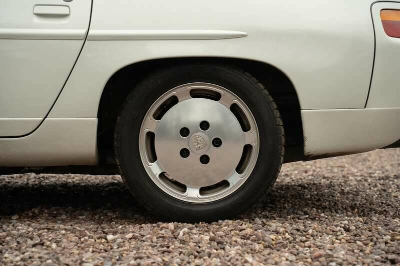 Image 47/49 of Porsche 928 S4 (1990)