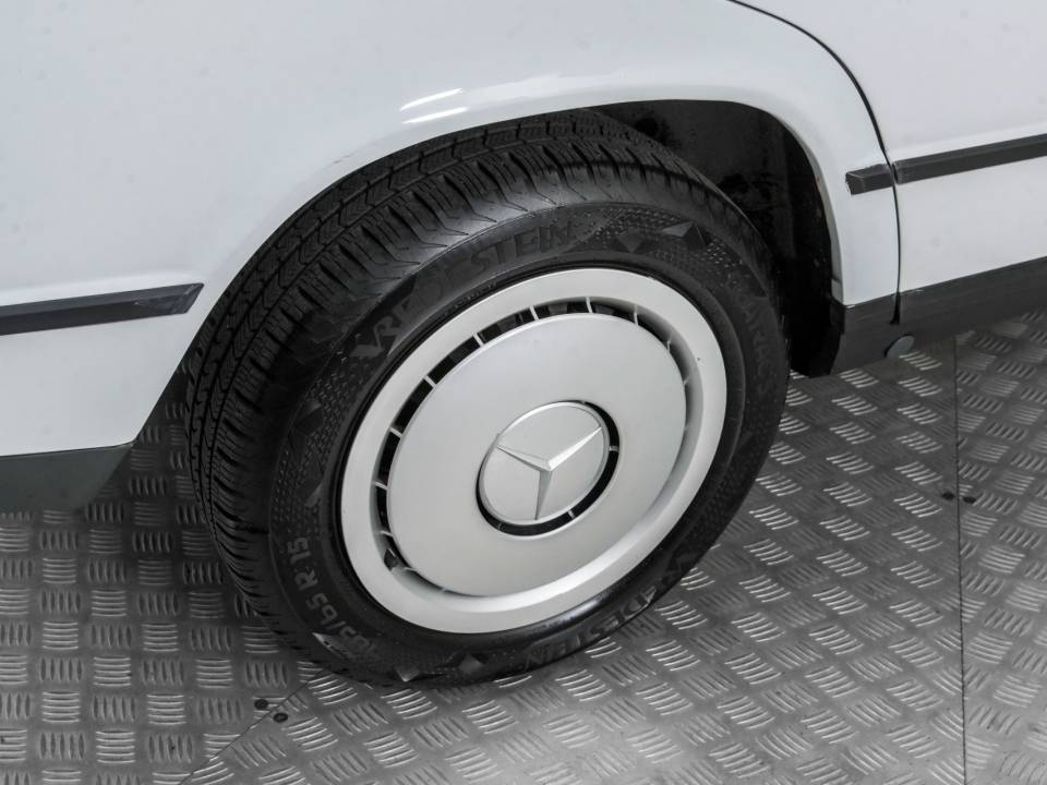 Image 27/50 of Mercedes-Benz 190 D (1986)