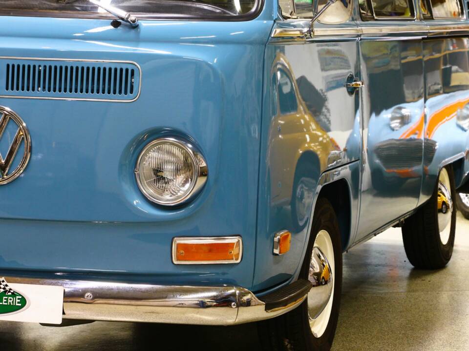 Image 16/33 of Volkswagen T2a minibus (1970)