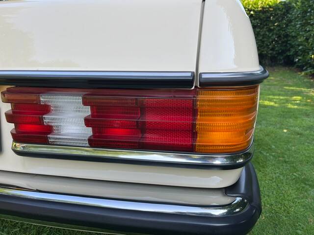 Image 11/23 of Mercedes-Benz 230 E (1981)