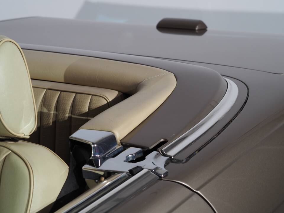 Image 15/50 of Mercedes-Benz 560 SL (1988)