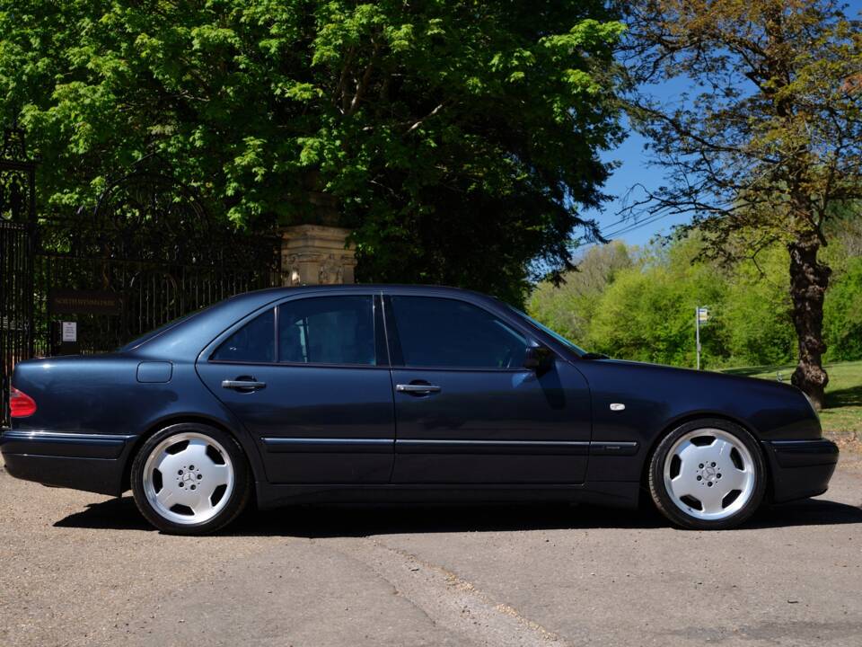 Immagine 2/50 di Mercedes-Benz E 55 AMG (1999)