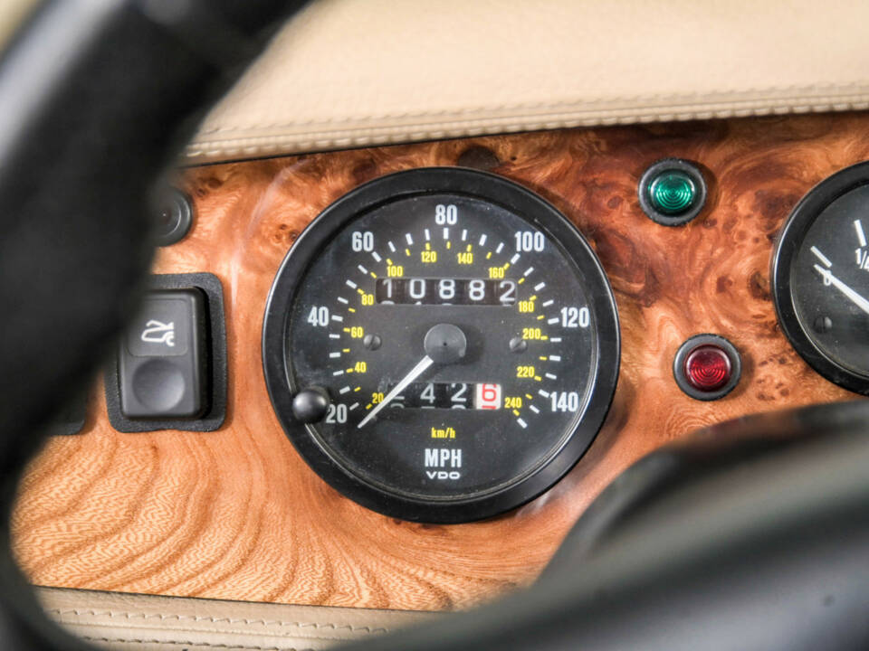 Image 20/50 of MG RV8 (1994)