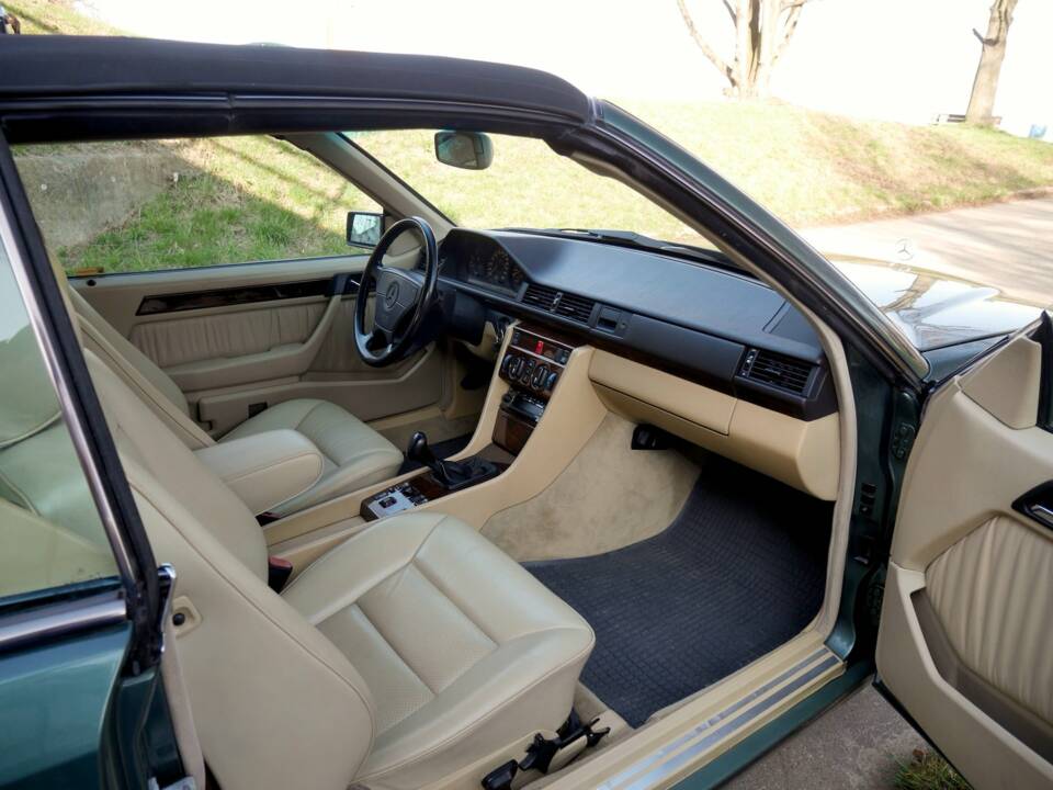 Bild 22/30 von Mercedes-Benz 300 CE-24 (1992)
