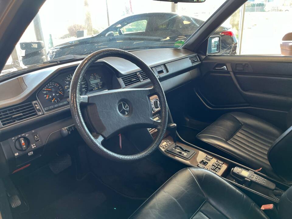Bild 8/22 von Mercedes-Benz 300 E 4-Matic (1988)