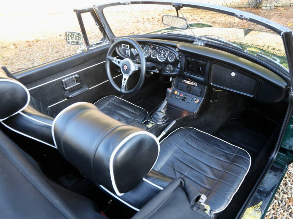 Image 41/50 of MG MGB (1974)