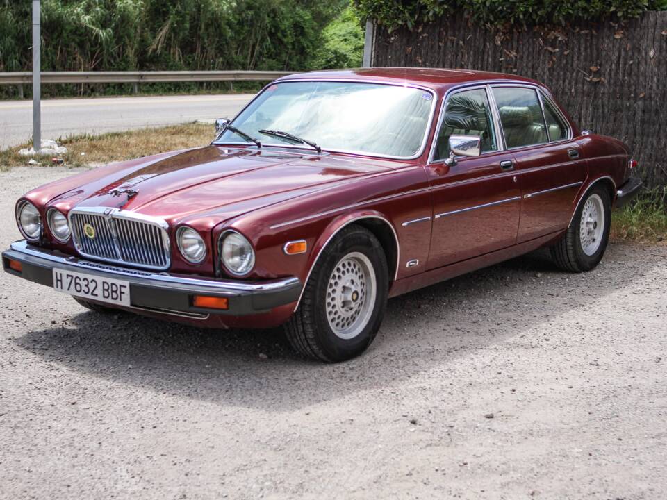 Image 3/44 of Jaguar XJ 12 (1990)