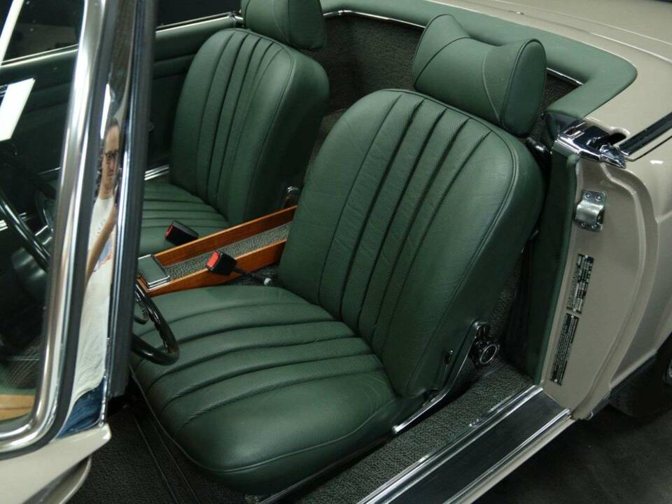 Image 13/50 de Mercedes-Benz 280 SL (1970)