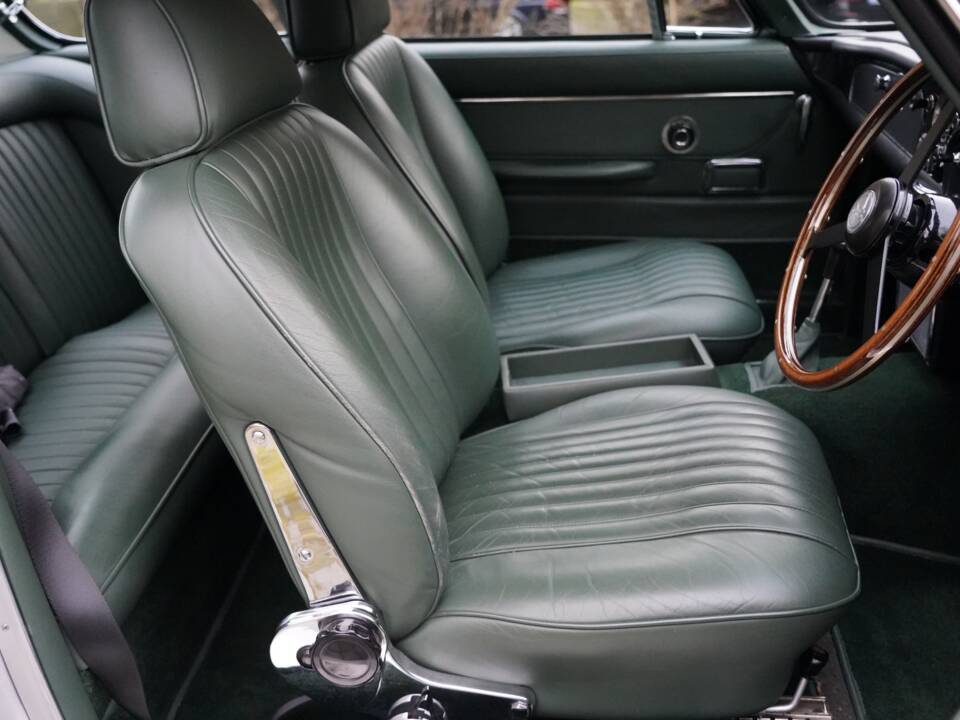 Image 19/22 de Aston Martin DB 6 Mk II (1970)