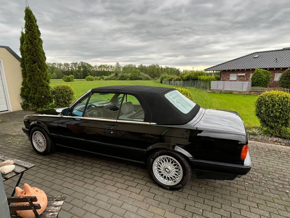 Image 37/40 of BMW 320i (1992)