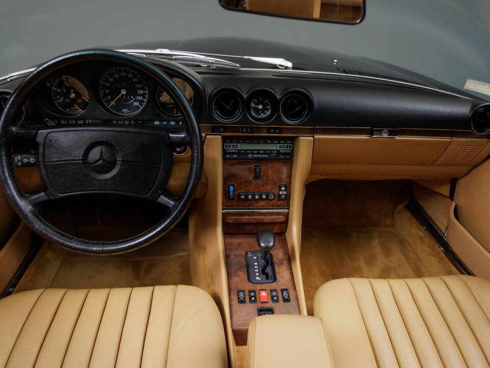 Image 20/36 of Mercedes-Benz 560 SL (1987)