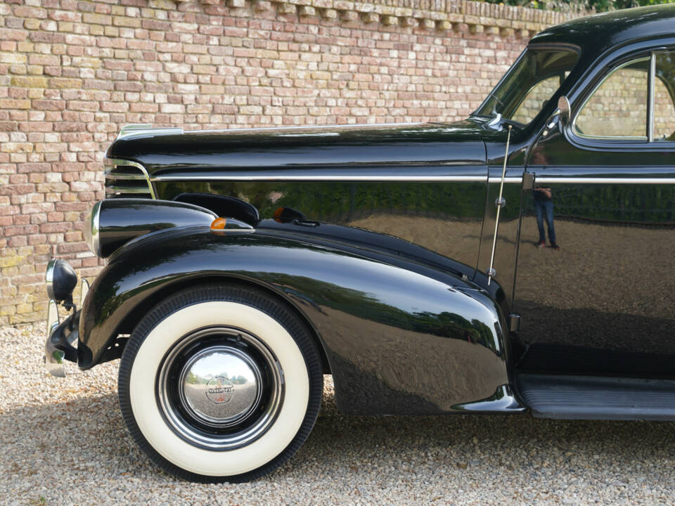 Image 14/50 of Oldsmobile F-Series Business Coupe (1938)