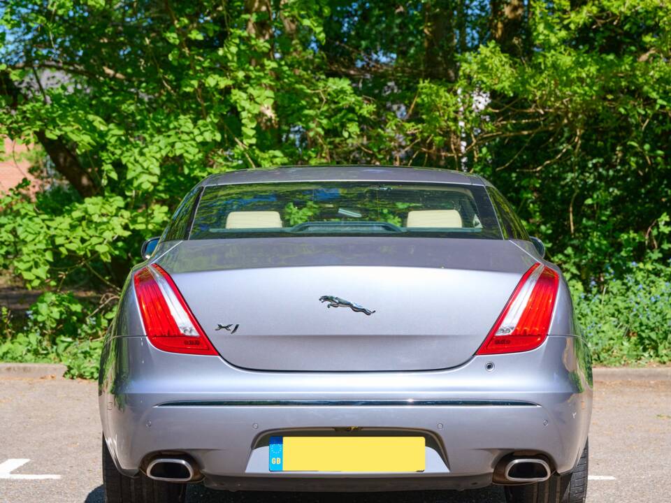 Image 12/50 of Jaguar XJ 5.0 (2012)