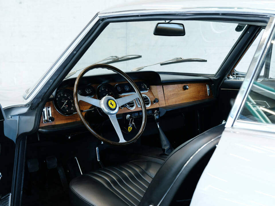 Image 19/24 of Ferrari 330 GT 2+2 (1964)