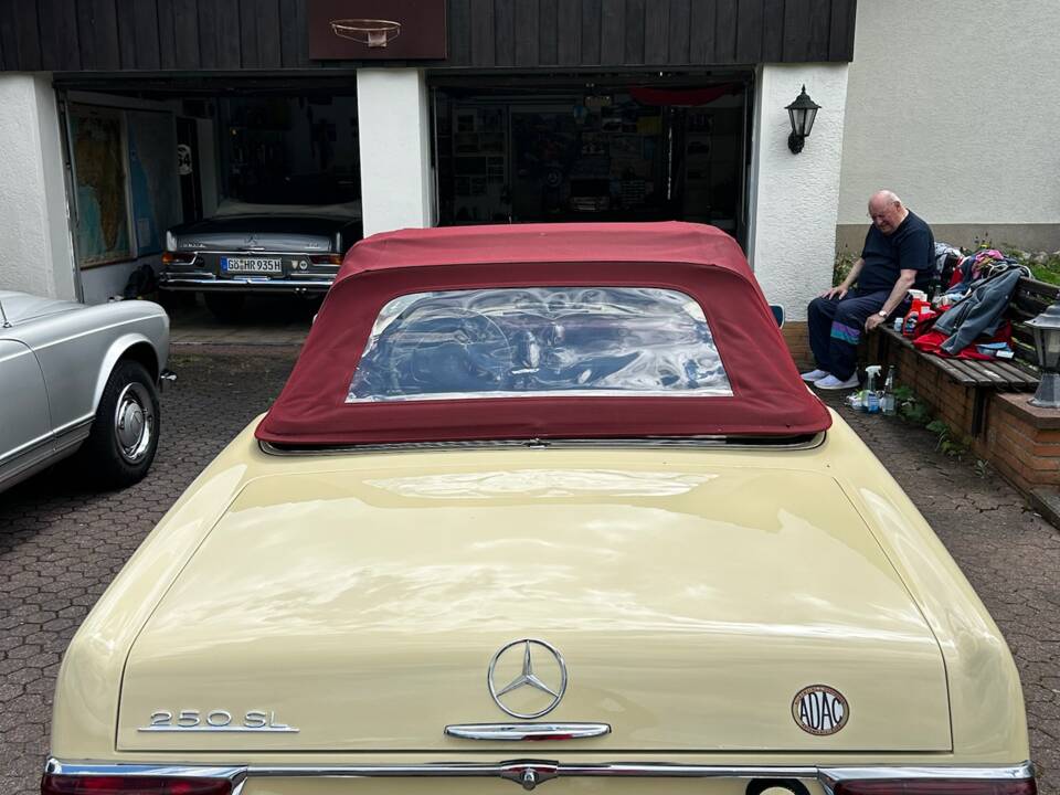 Image 4/7 of Mercedes-Benz 250 SL (1968)