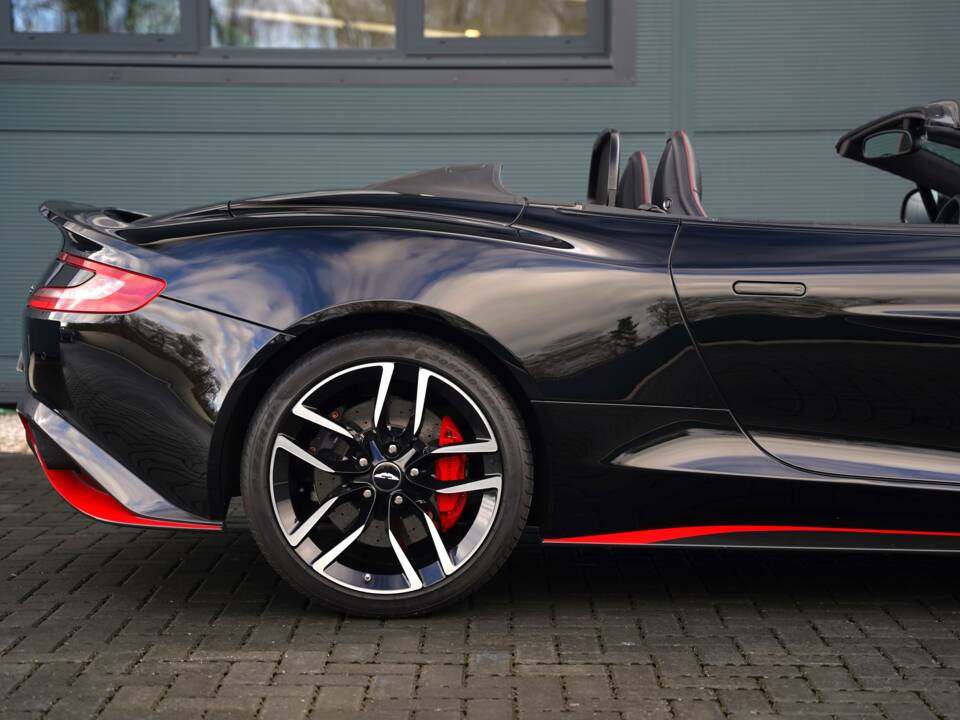 Image 23/50 of Aston Martin Vanquish S Volante (2018)