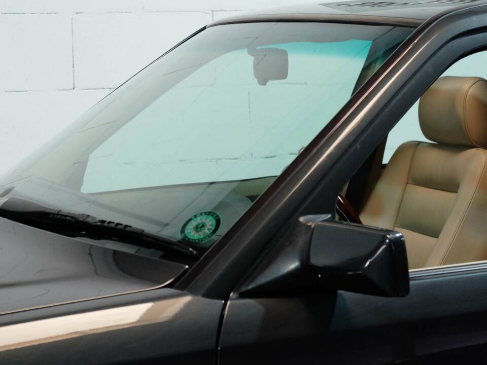 Image 17/32 de Mercedes-Benz 400 E (1991)