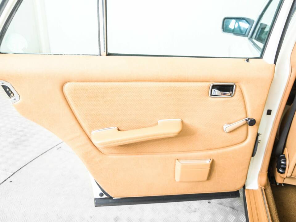 Image 34/50 of Mercedes-Benz 300 D (1980)