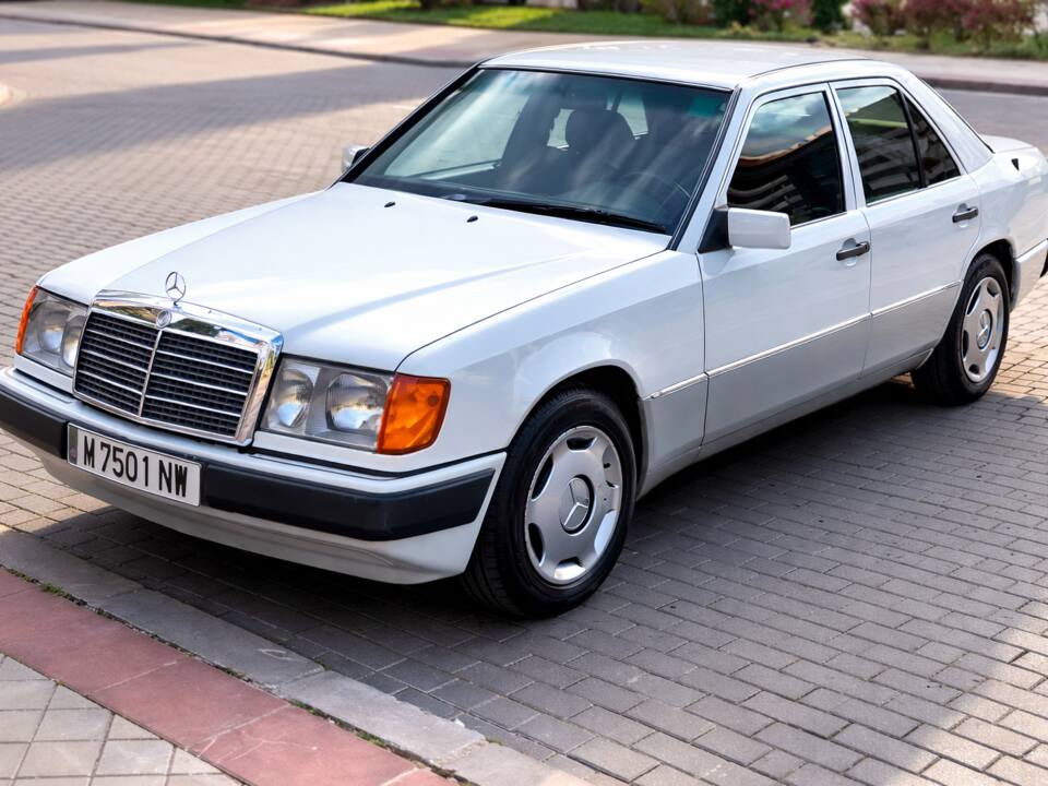 Bild 1/31 von Mercedes-Benz 230 E (1992)