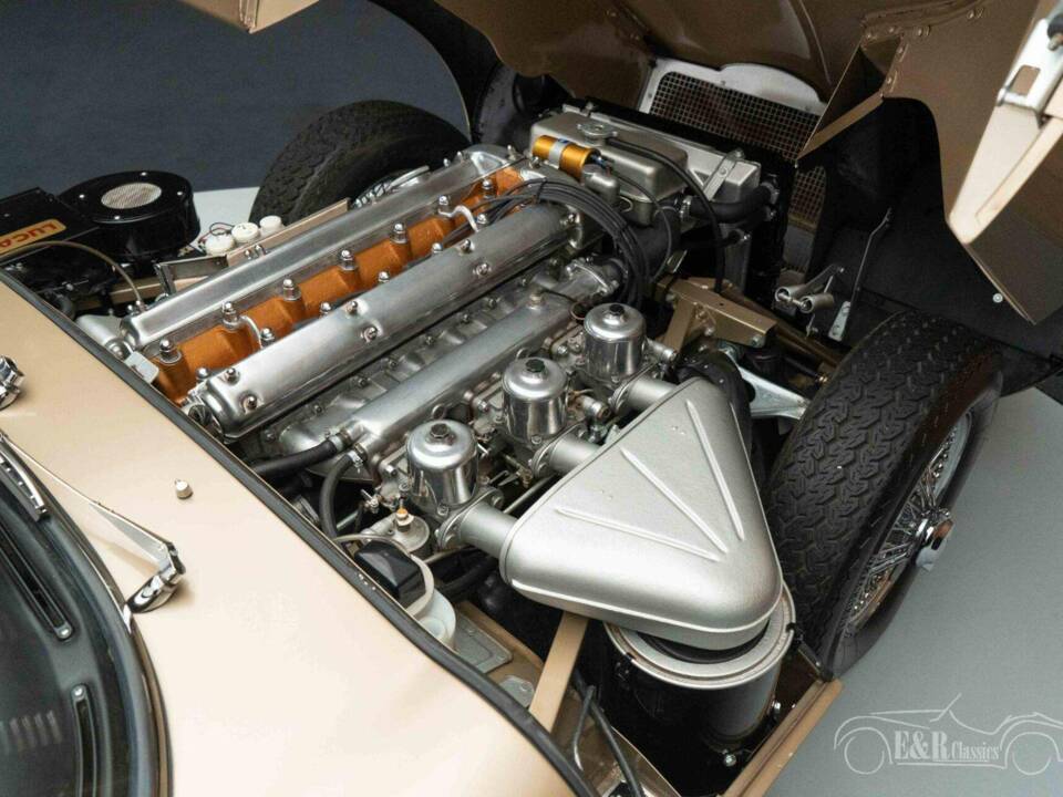 Image 3/18 de Jaguar E-Type (1967)