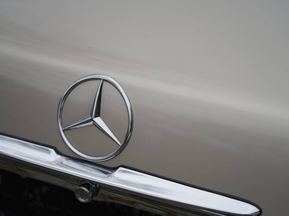 Image 13/17 of Mercedes-Benz 420 SL (1986)