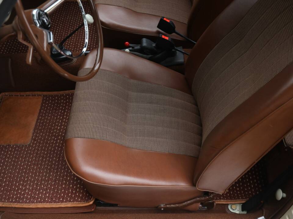 Image 40/50 of Volkswagen Karmann Ghia 1300 (1966)