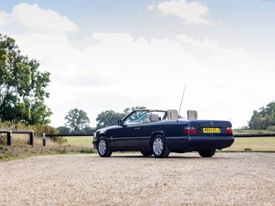 Bild 23/46 von Mercedes-Benz E 320 (1994)