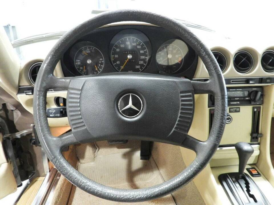 Immagine 7/15 di Mercedes-Benz 350 SLC (1976)