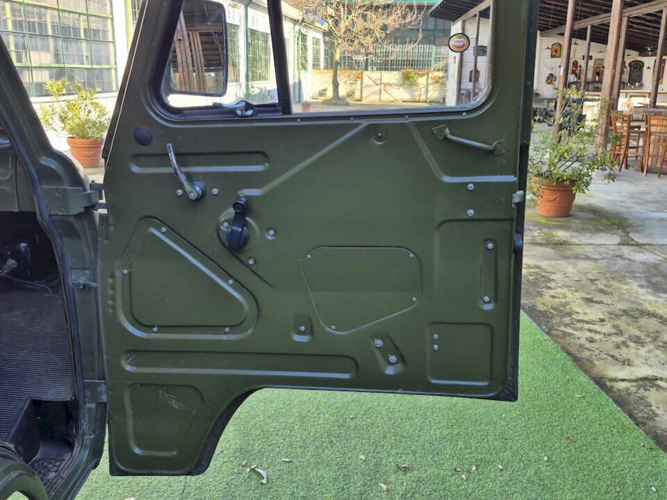 Image 27/51 of UAZ 3741 (1991)